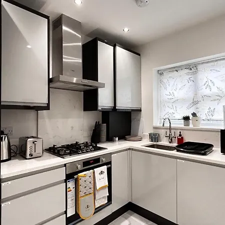 Newbuild, 3 Bedroom House With Free Parking Aldershot Exterior photo