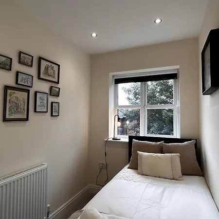 Newbuild, 3 Bedroom House With Free Parking Aldershot Exterior photo