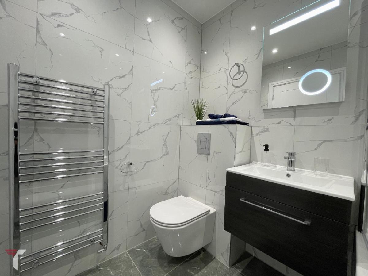 Newbuild, 3 Bedroom House With Free Parking *
