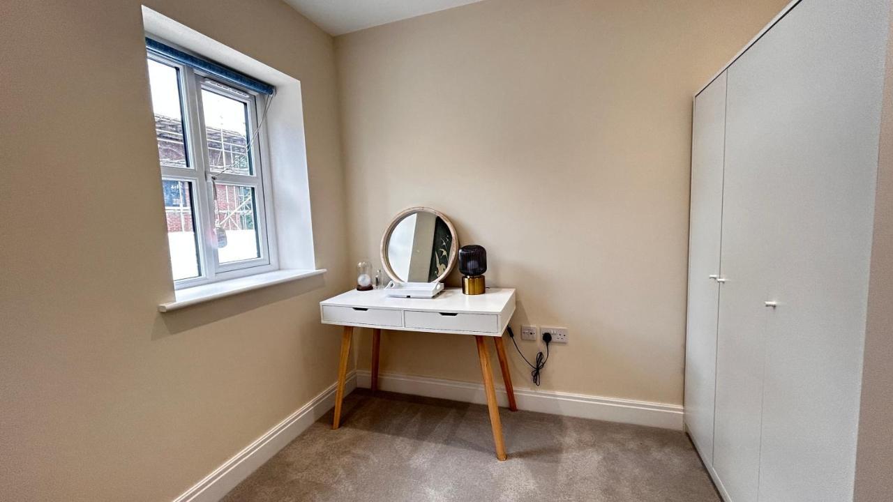 Newbuild, 3 Bedroom House With Free Parking * Aldershot