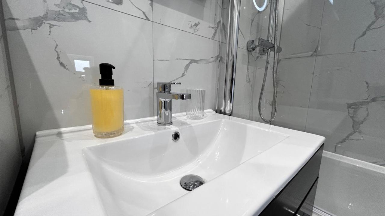 Newbuild, 3 Bedroom House With Free Parking Holiday home *