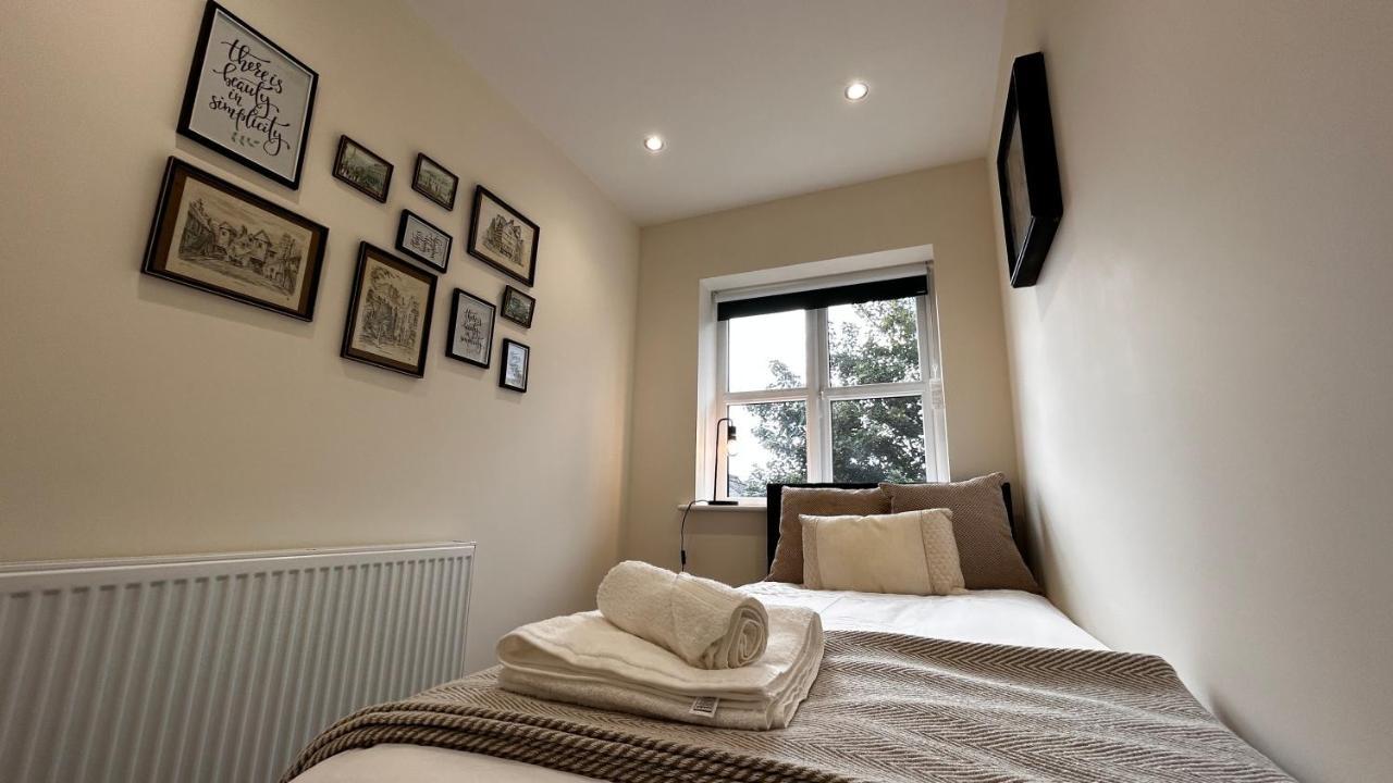 Newbuild, 3 Bedroom House With Free Parking Holiday home Aldershot
