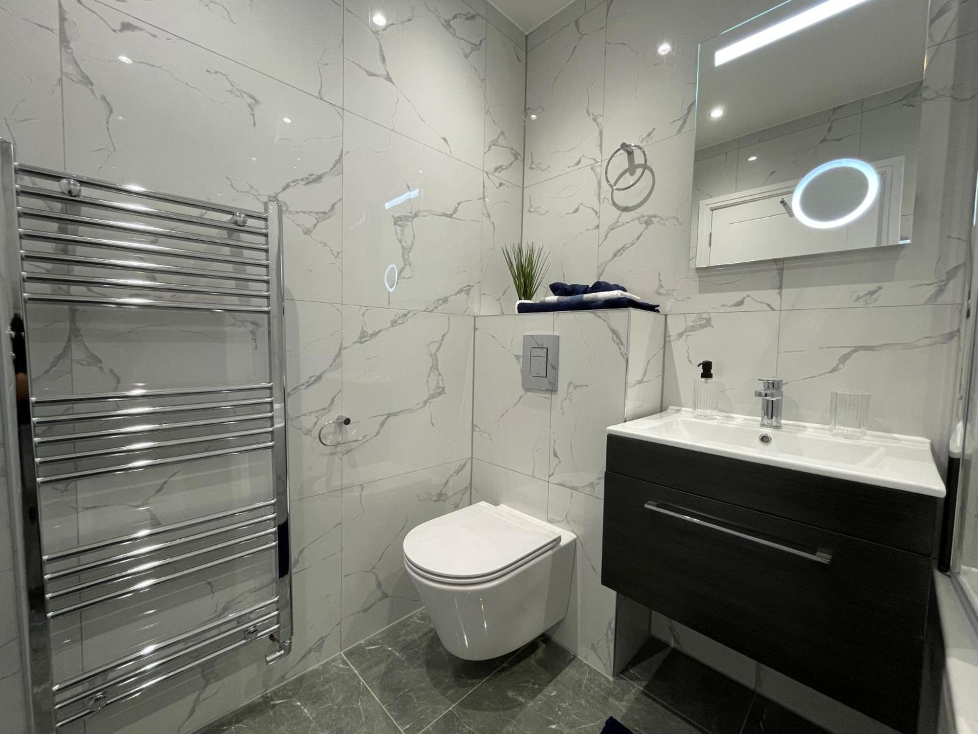 Newbuild, 3 Bedroom House With Free Parking Holiday home Aldershot