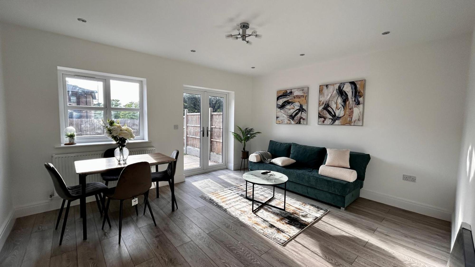 Newbuild, 3 Bedroom House With Free Parking Holiday home *